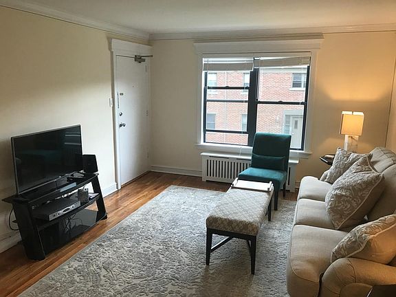 living room with TV, comes with Verizon FIOS
