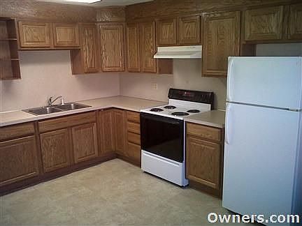 Kitchen w/ oak cabinets