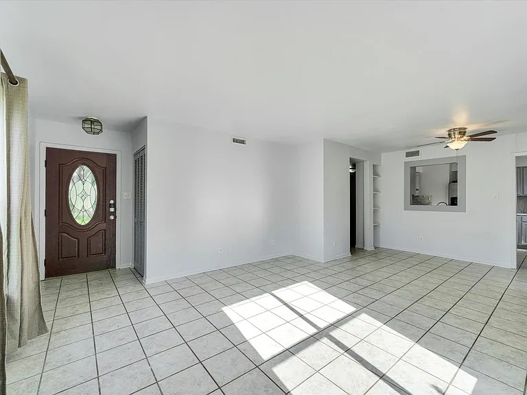 1129 W San Antonio St — Photo 8