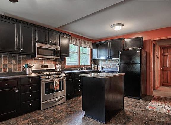 4th image of 32 Fernridge Ave