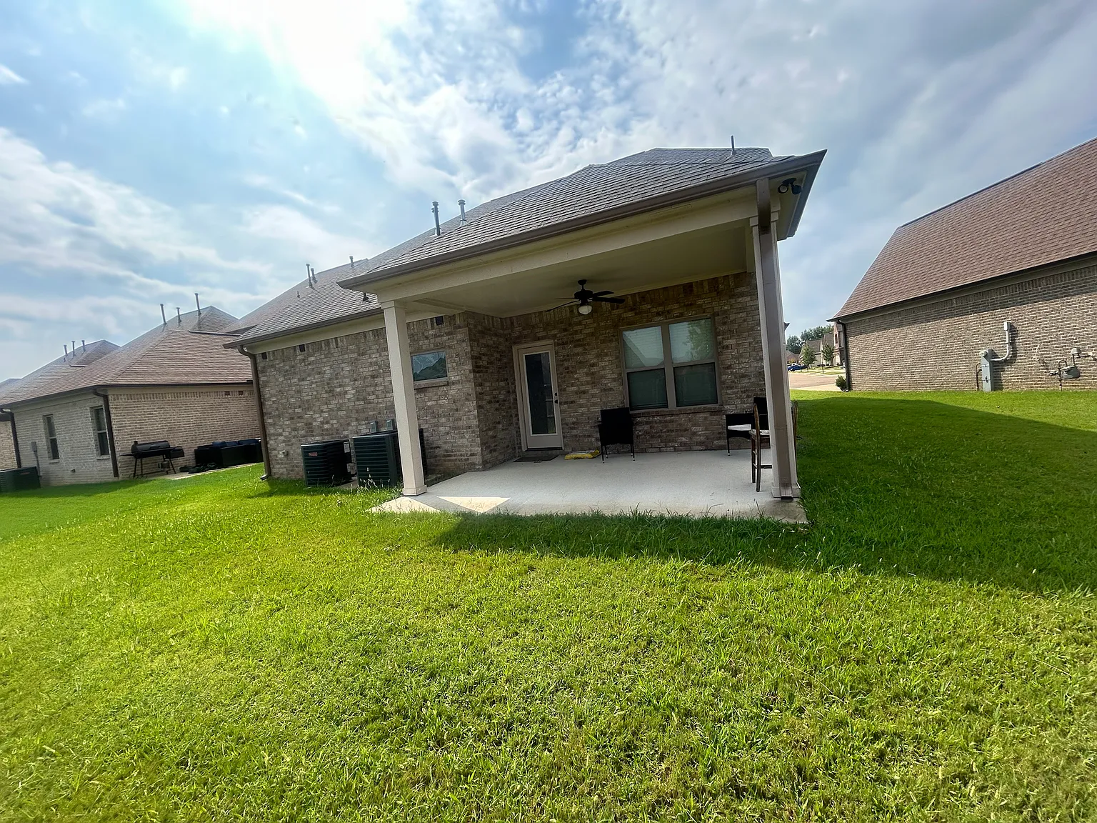 4 bed, 2.5 bath, 1934 sqft, $2,500 — Photo 2