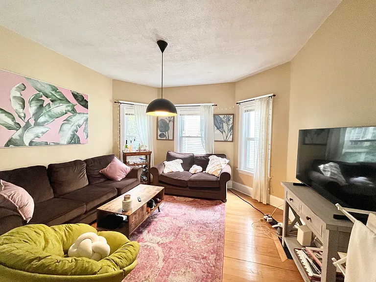 191 Lowell St — Photo 4