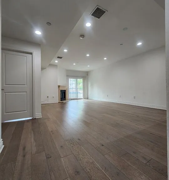 147 S Doheny Dr — Photo 17