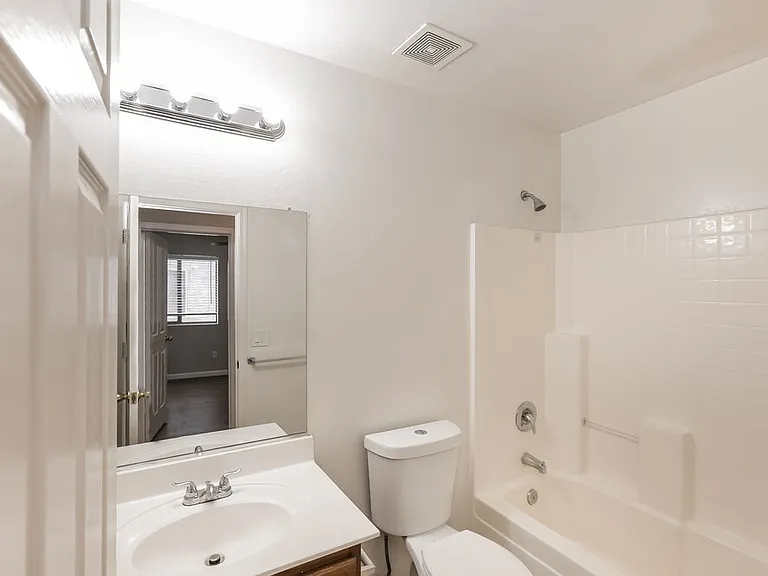 5704 S 32nd Dr — Photo 14