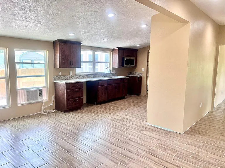 9115 Puritan Way — Photo 4