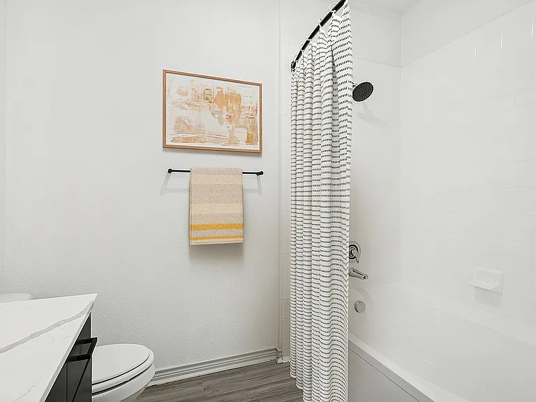 2x2 1240 sqft B2 - Primary Bathroom