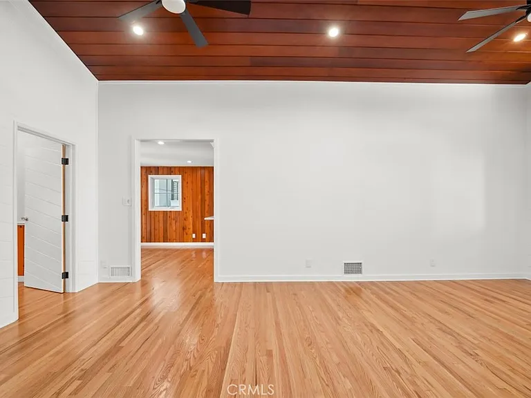 2549 N Beachwood Dr — Photo 7