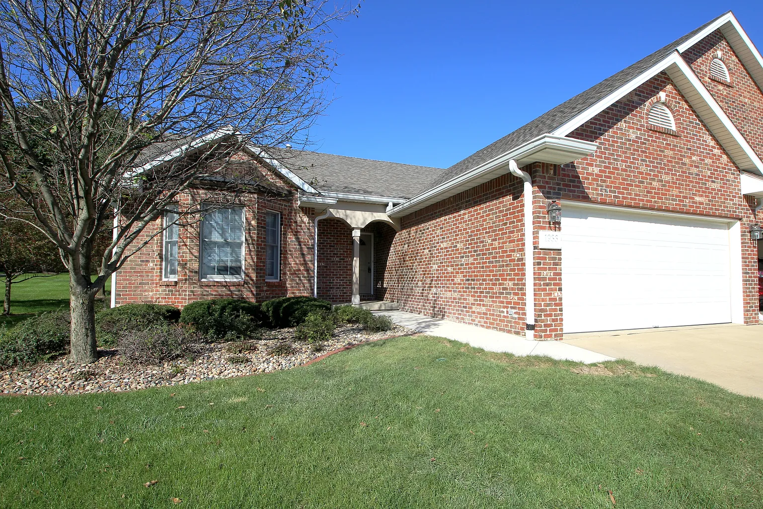 1933 W Courtside Dr photo 1