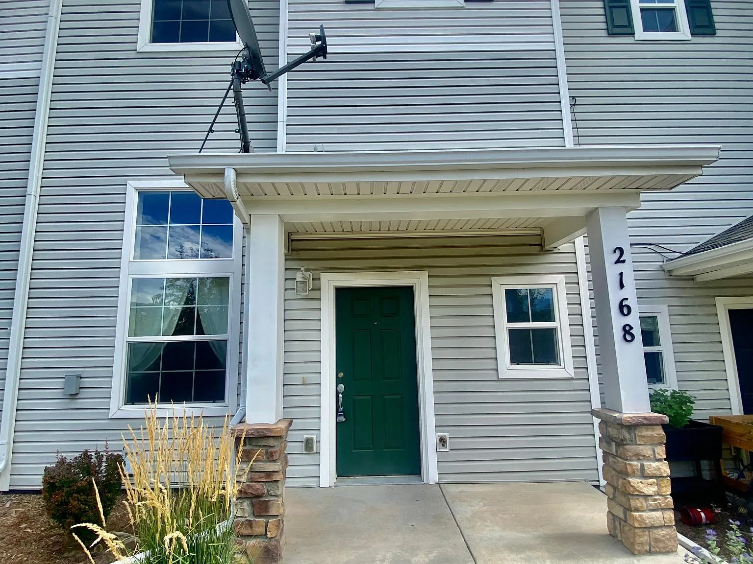 3 bed, 2.5 bath, 1645 sqft, $2,100 — Photo 1