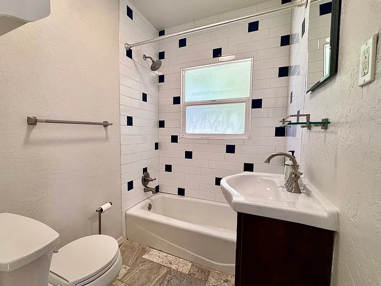 216 Carlisle Blvd NE — Photo 5