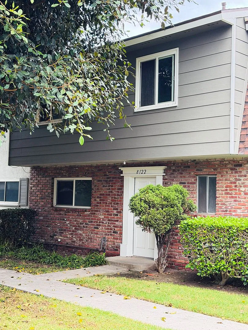 Spacious 4 Bedroom Huntington Beach Townhome | Near the Beach — Photo 1