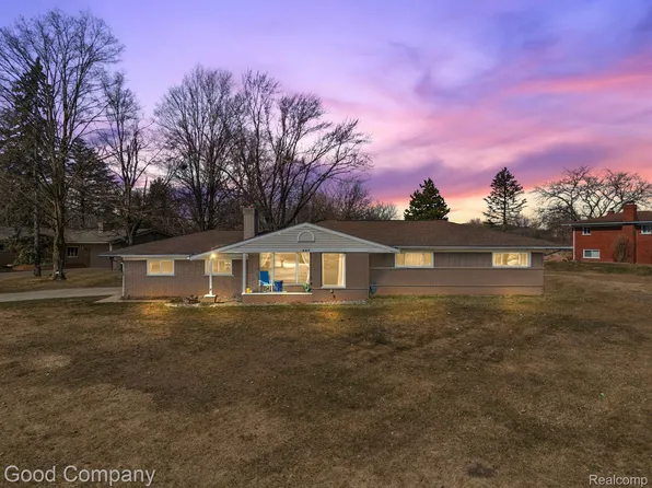 807 Sunnybeach Blvd, White Lake, MI 48386