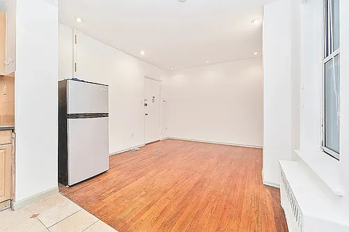 152 E 22nd St #2A Photo 1
