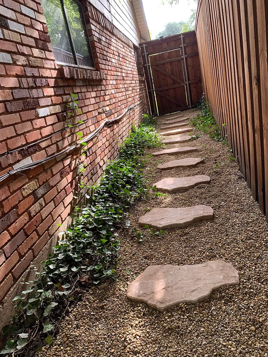 Backyard Pathway to Front yard - 2653 Heatherwood Dr