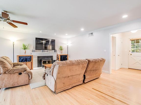 4th image of 1555 Willowmont Ave