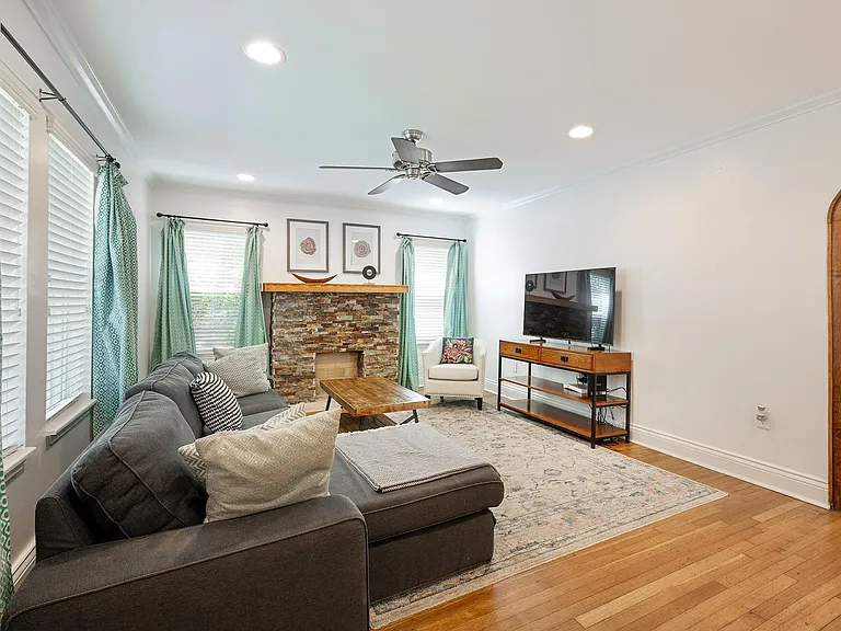 1811 Marshall St — Photo 2