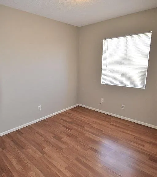 2426 E Waltann Ln — Photo 4