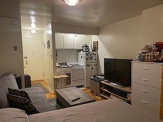 3rd image of 243 E 81st St #4