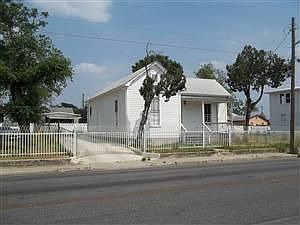 2nd image of 806 S Hackberry St
