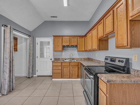 5th image of 293 Brenda Dr