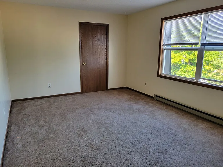 211 W Johnson St — Photo 8