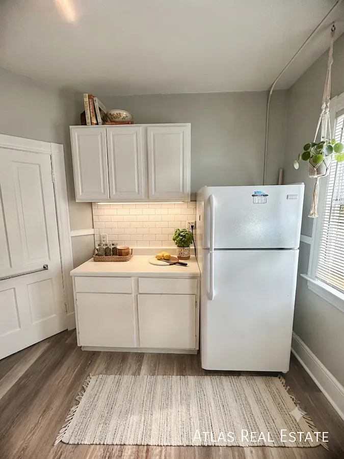 Your New Home Awaits! Charming Victorian 1-Bedroom Apartment in a Prime Location — Photo 3