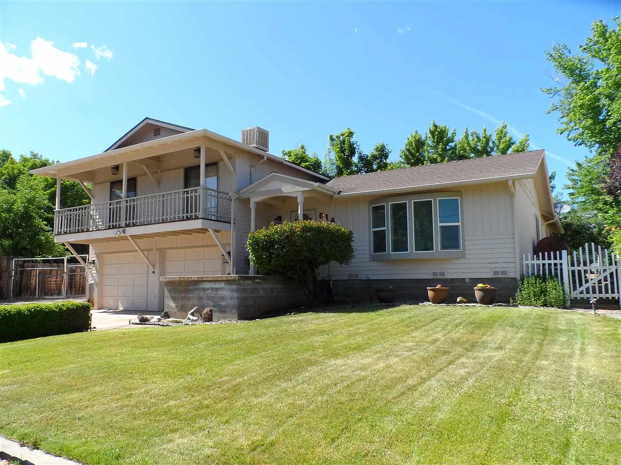 614 Evergreen Ln photo 1