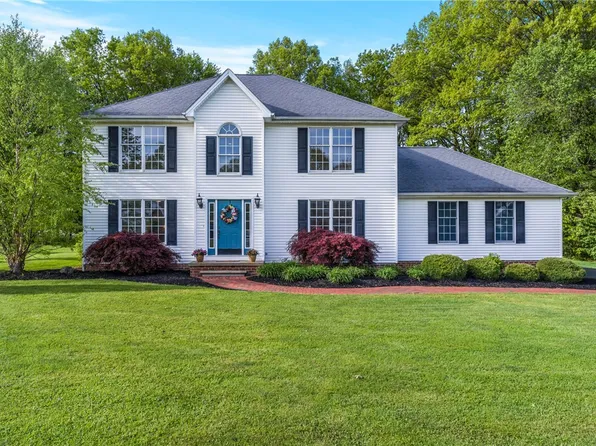 1872 Lori Ln, Hermitage, PA 16148