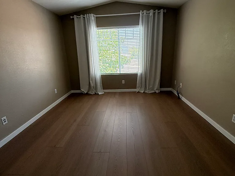 1010 E Chestnut St — Photo 22
