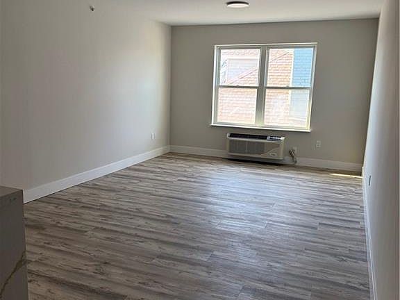 5th image of 251 Livingston Ave #306