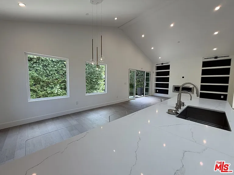 15122 Morrison St — Photo 39