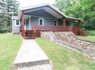 901 Grindle Dr SE, Lowell, MI 49331