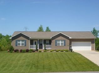 4475 River Run Cir, Hickory, NC 28602