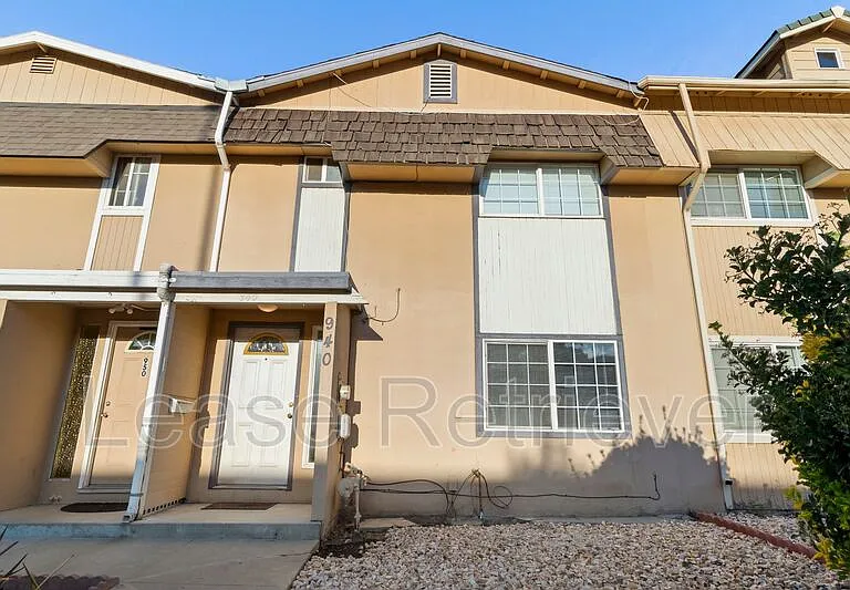 940 Palm Cir — Photo 1