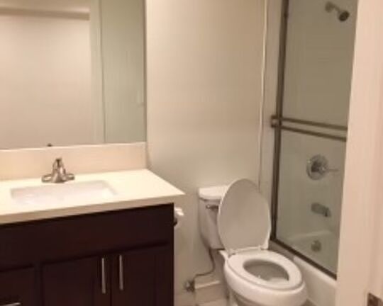 4th image of 12324 Moorpark St APT 202