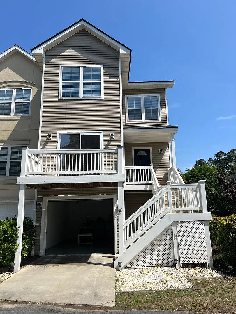 Beautiful Home, Mid-Island in Yacht Cove! — Photo 2