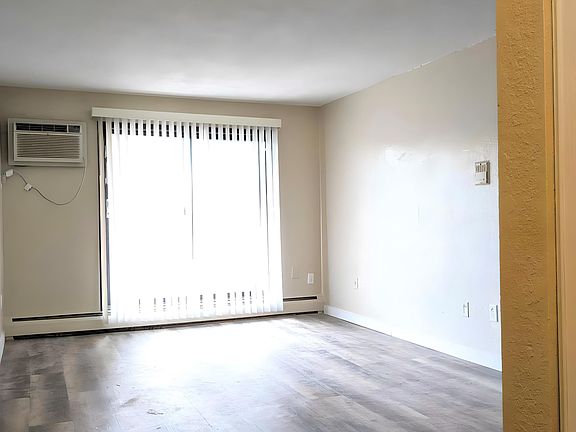 2nd image of 1067 Van Dyke St #107