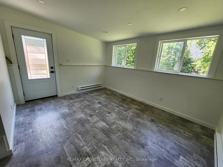 154 Simcoe St #BASEMENT — Photo 2