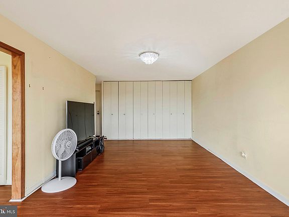 5th image of 6001 Arlington Blvd APT 621