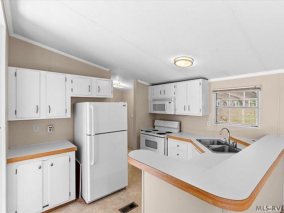 5th image of 142 Almond Ct