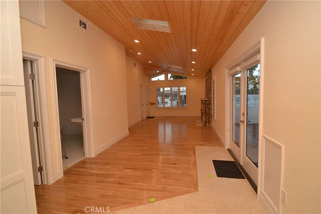 2 bed, 1044 sqft, $3,799 — Photo 3