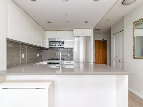 4880 Bennett St #3106, Burnaby, BC V5H 0C1