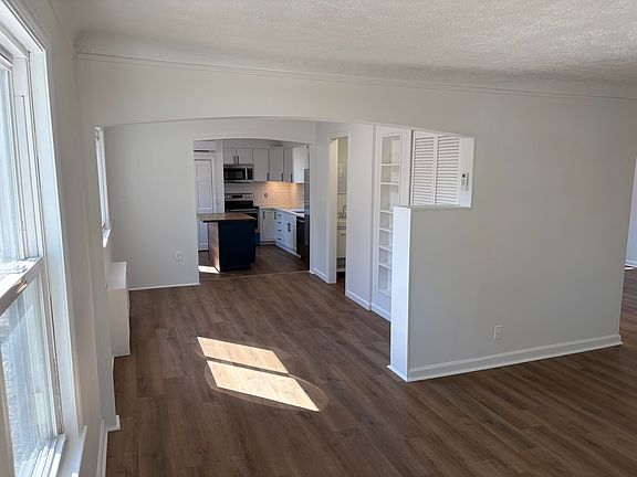3rd image of 21830 Lange St