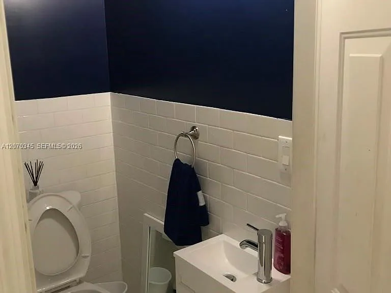 2529 NE 41st Ter #1 — Photo 12