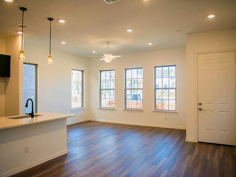 7517 Regal Ln — Photo 10