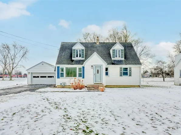 77 Country Ln, Penfield, NY 14526