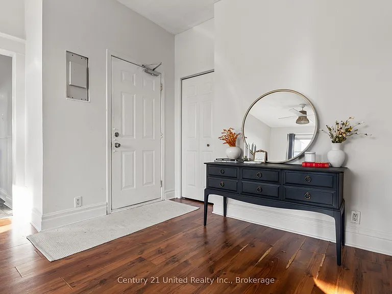 34 King St W #1 — Photo 2
