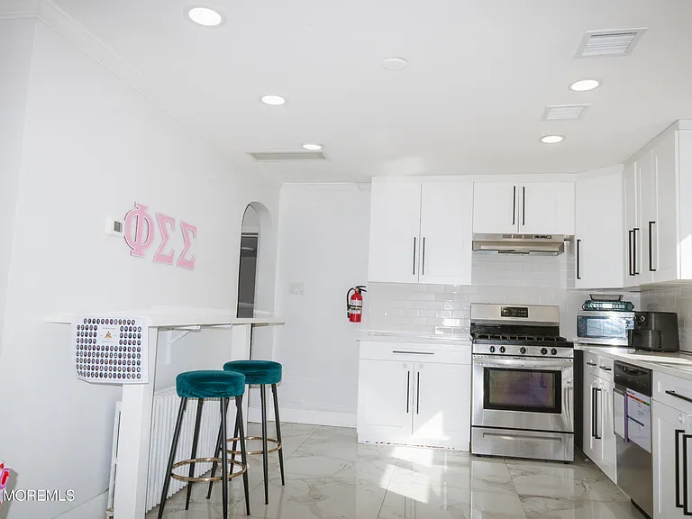 295 Roosevelt Ave — Photo 23