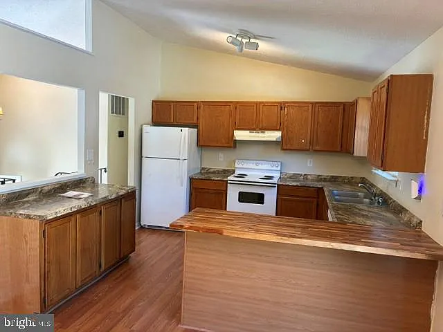 22240 Hawthorne Way — Photo 2