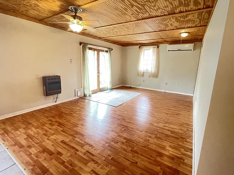 598 Wakefield Dr — Photo 3